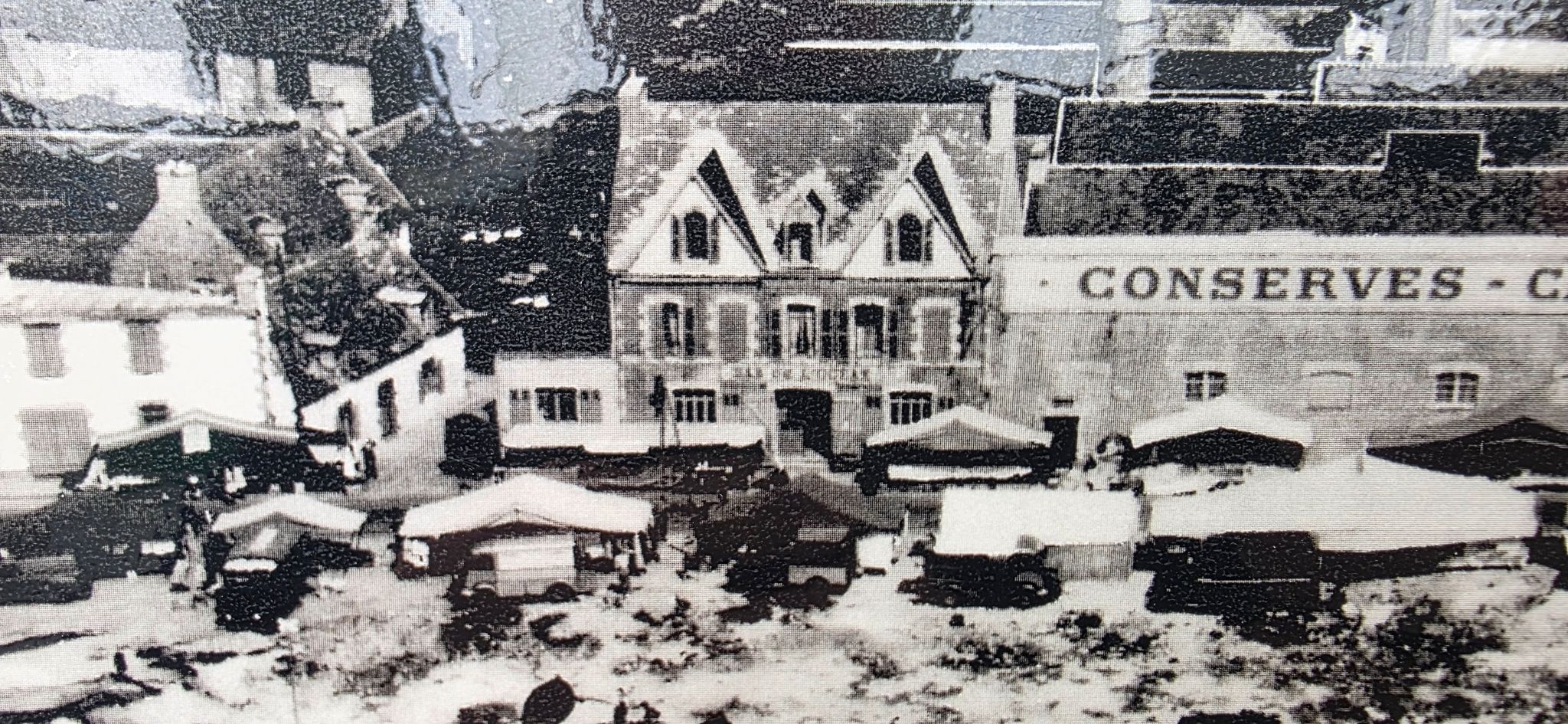 Le bar de l'océan etait situé à l'emplacement actuel de la boulangerie du port à St Guénolé